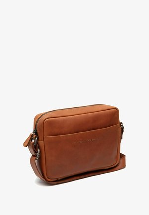 Borsa a tracolla in pelle marrone con chiusura a zip, tasca frontale, tracolla regolabile e nome del brand impresso sulla parte anteriore. Texture liscia.