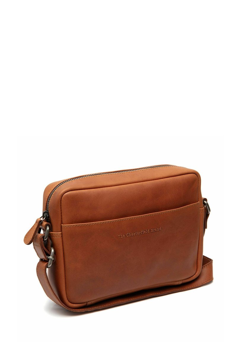 Borsa a tracolla in pelle marrone con chiusura a zip, tasca frontale, tracolla regolabile e nome del brand impresso sulla parte anteriore. Texture liscia.
