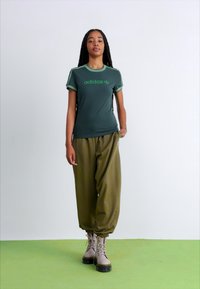 adidas Originals GRAPHIC BADGE SLIM 3-STRIPES - Triko s potiskem - mineral green
