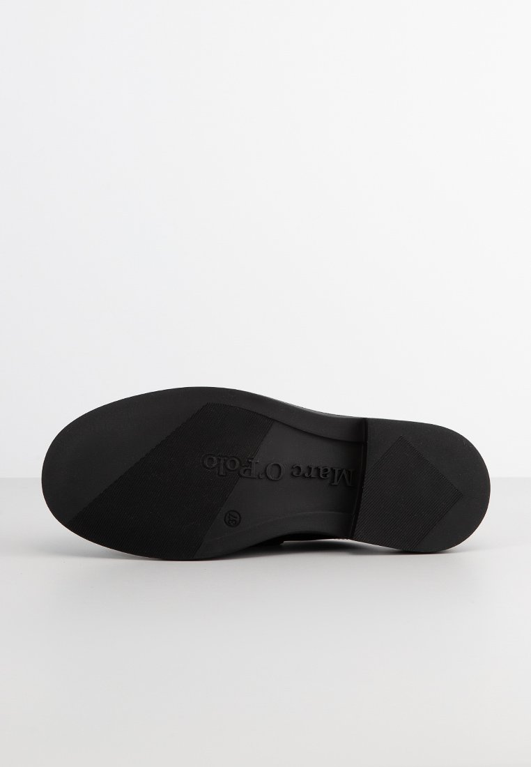 Schwarze Schuhsohle aus strukturiertem Gummi, halbrunde Form, leichter Absatz, und eingeprägtes Logo. Glatte Oberfläche aus strapazierfähigen Materialien.