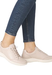 Baskets en cuir rose clair avec bout arrondi, surface texturée et semelle en caoutchouc blanc. Design lacé avec des accents minimalistes.