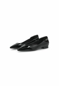 Ballerines en cuir verni noir avec un nez pointu, un talon ouvert et un petit talon carré, dotées d'une fine bride de cheville avec une boucle en métal.