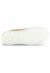 Schuhsohle mit einem strukturierten weißen Gummiboden und einem oberen Teil aus hellbraunem Wildleder. Verfügt über ein rundes Logo und ein klassisches Design mit geriffelten Akzenten.