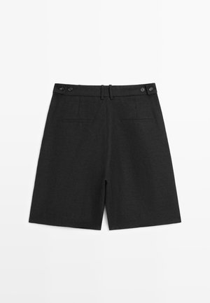 Pantaloncini neri su misura con regolatori laterali con bottoni, passanti per cintura e due tasche a filetto sul retro, posati distesi su uno sfondo bianco.