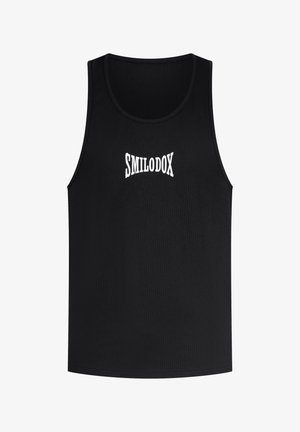 Sort ribbet tanktop med et hvidt "SMILODOX" logo på brystet. Designet inkluderer brede ærmegab og en rund hals.