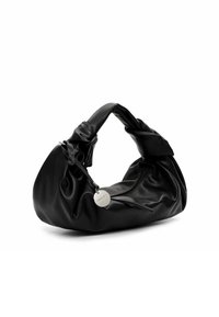 Juodas odinis krepšys su mazguotu rankenos dizainu, užtrauktuku ir apvaliu metaliniu logotipo žymeniu. Yra minkštas, tekstūruotas paviršius ir unikali siluetas.