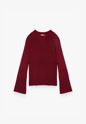 Pull en maille côtelée de couleur rouge foncé, avec un col rond et des manches longues évasées. Texture douce et coupe décontractée avec un ourlet droit.