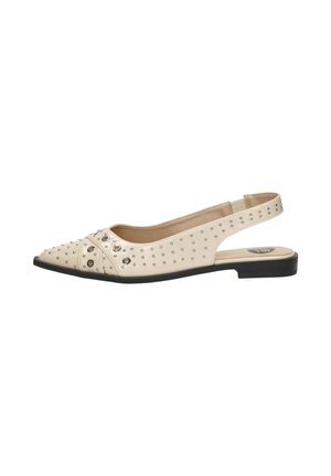 Beige platte slingback schoen met puntige neus, zilveren studs en sierlijke oogjes, met een zwarte zool en lage hak.