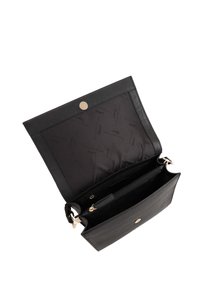 Zwarte leren handtas met een plat ontwerp, voorzien van een magneetsluiting en een ruime binnenkant bekleed met zwarte stof met een subtiel patroon.