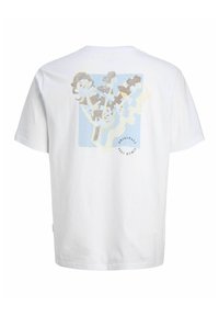 Biele tričko s krátkym rukávom, na chrbte modrý štvorcový vzor a béžový kvetinový motív, text „ORIGINALS SINCE 1990“ zakrivený pod dizajnom.