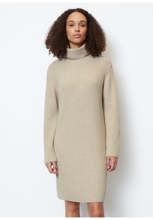Beige geripptes Rollkragenkleid mit langen Ärmeln, mittellanger Schnitt und weicher Textur, entworfen für eine lockere Passform.