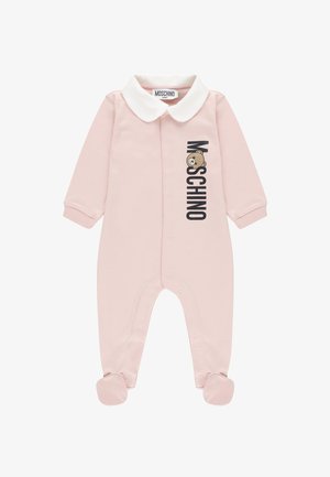 Světle růžový dětský overálek s bílým límečkem, patentkami na přední straně a nohavicích, textem Moschino a grafikou medvídka na hrudi.