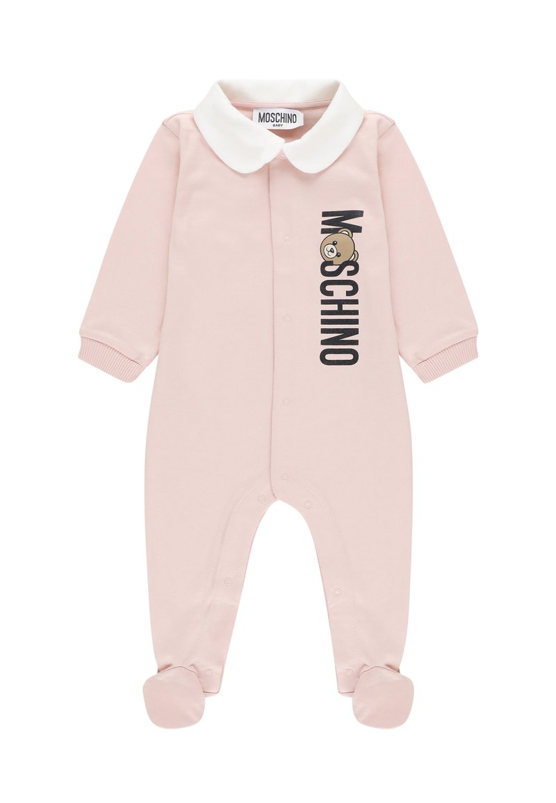 Tutina per neonati di colore rosa chiaro con colletto bianco, bottoni a pressione sul davanti e sulle gambe, testo Moschino e grafica di un orsetto sul petto.