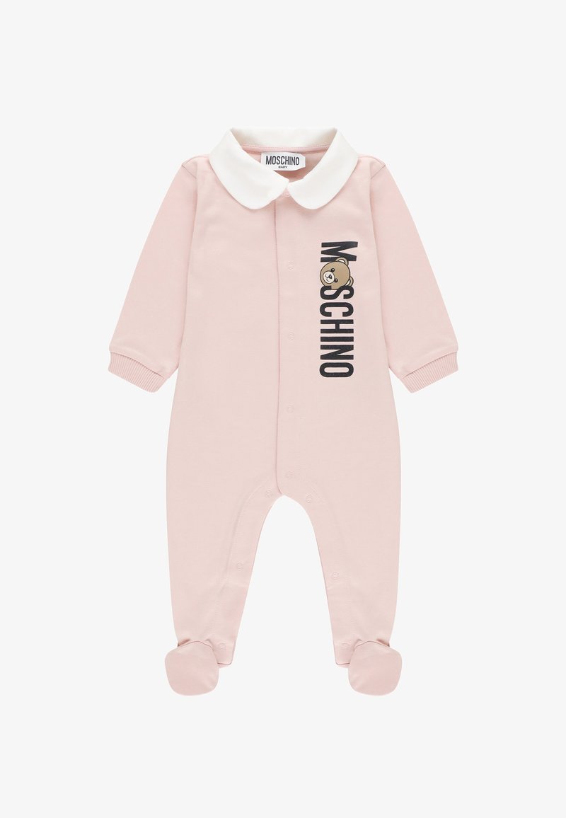 Tutina per neonati di colore rosa chiaro con colletto bianco, bottoni a pressione sul davanti e sulle gambe, testo Moschino e grafica di un orsetto sul petto.