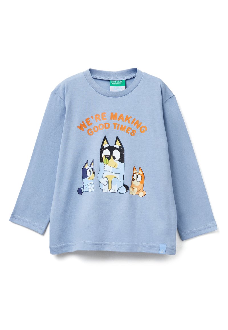 Jasnoniebieska koszula z długim rękawem z kreskówkowym motywem trzech psów oraz pomarańczowym napisem "WE'RE MAKING GOOD TIMES" nad wzorem.