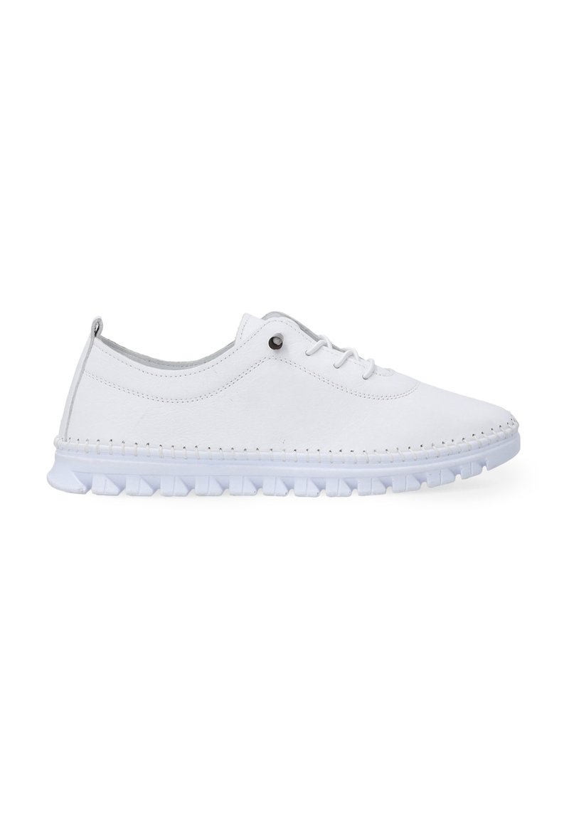 Weiße Schnürschuhe mit einem glatten Lederobermaterial, Gummisohle mit strukturiertem Grip und dekorativen Nähten entlang der Kante.