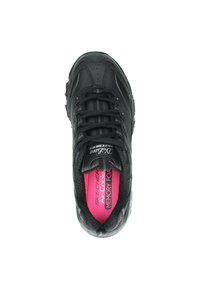 Zwarte sneaker met een vetersluiting, bovenwerk van textured leer, gewatteerde kraag en een roze traagschuimzool. Rubberen zool met grippatronen.