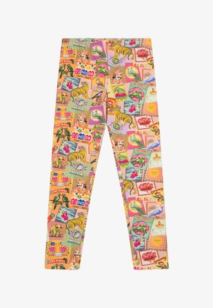 Leggings met een levendig, multikleurig patroon met illustraties van tijgers, vogels en bloemmotieven op een lichtroze achtergrond.