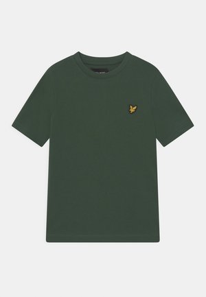 T-shirt vert foncé à manches courtes et col rond avec un petit logo d’oiseau jaune sur la poitrine gauche.