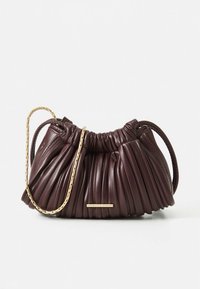 Sac à main plissé bordeaux en cuir souple, doté d'une bandoulière en chaîne dorée et d'un léger détail métallique à l'avant.