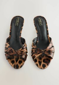 REGULAR FIT - FOREVER COMFORT® BOW CUTOUT OPEN TOE  - Pantolette flach - leopard