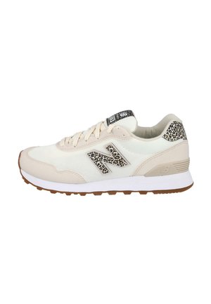 Zapatilla beige y blanca con suela marrón, detalles de estampado de leopardo en el logo "N", talón y lengüeta, con cierre de cordones.