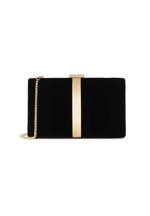Clutch in velluto nero con un accento in metallo dorato al centro, caratterizzata da una catena e da una forma rettangolare elegante.