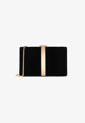 Zwarte fluwelen clutch met een gouden metalen accent in het midden, voorzien van een kettinghengsel en een strakke rechthoekige vorm.