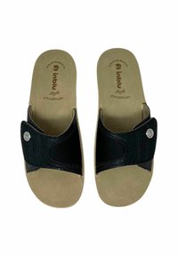 Infradito neri con una soletta beige morbida. Cinturino in tessuto textured e un accento metallico rotondo su ciascun lato. Design anatomico per il comfort.