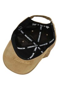 Tanfarbene Wildleder-Baseballmütze mit schwarzem Futter. Verziert mit gesticktem Text "Break The Rules" und gebrandetem Innenband. Mit gebogenem Schirmdesign.