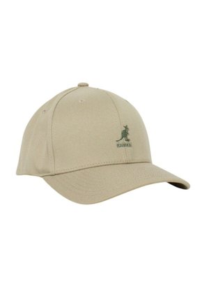 Gorra de béisbol beige Kangol con visera curva y logo de canguro verde bordado en el panel frontal.