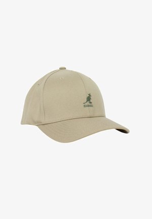 Cappellino da baseball beige Kangol con visiera curva e logo canguro verde ricamato sulla pannello frontale.