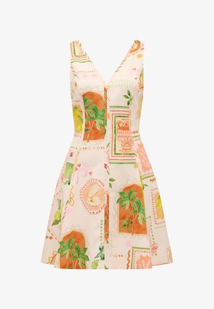 Une robe sans manches avec un décolleté en V profond, fabriquée dans un tissu léger orné de motifs botaniques colorés en orange et vert.