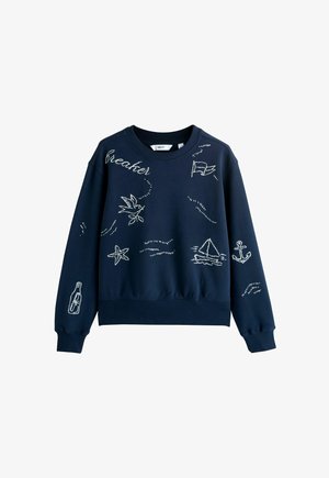 Laivastonsininen collegepaita, jossa valkoisia kirjailtuja kuvia linnuista, laivoista, ankkurista ja pullosta. Pyöreä pääntie ja rento istuvuus.