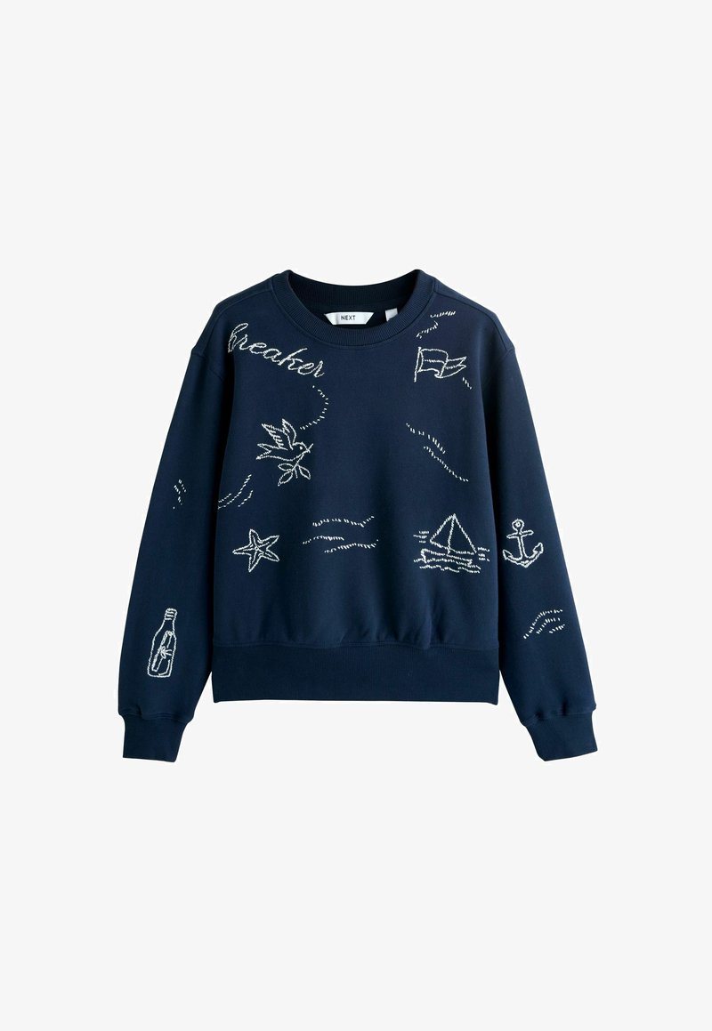 Tmavomodrá mikina s bielymi vyšívanými motívmi vtákov, lodí, kotvy a fľaše. Okrúhly výstrih s voľným strihom.