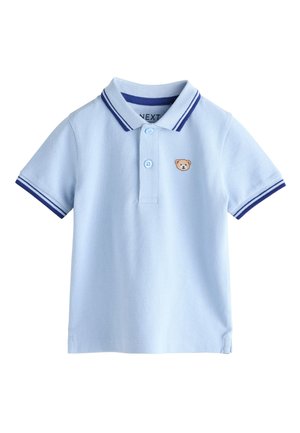 Svetlomodré polo s krátkym rukávom, námornícky pruhovaný golier a manžety, dva gombíky a malý vyšívaný medvedík na hrudi.