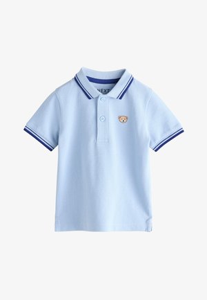 Jasnoniebieska koszulka polo z krótkim rękawem, z granatowym paskowanym kołnierzem i mankietami, dwoma guzikami oraz małym haftowanym misiem na piersi.