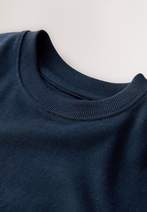 Marineblaue Sweatshirt-Stoff mit geripptem Rundhalsausschnitt. Die Textur ist glatt mit leichtem Stretch, zeigt minimale Nähte und keine Muster.