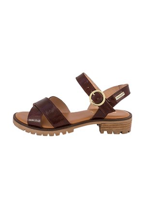 Sandale en cuir marron à bout ouvert avec des brides croisées, une boucle ronde dorée, un talon bas empilé et une semelle en caoutchouc texturée.