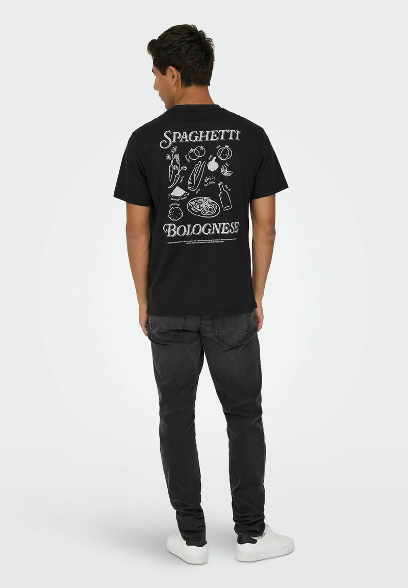 Camiseta negra con impresión gráfica blanca de espaguetis e ingredientes, con el texto "Spaghetti Bolognese" en la parte posterior. Corte clásico.