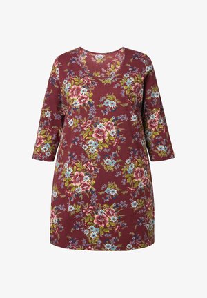 Burgunderfarbendes Tunika-Kleid mit V-Ausschnitt. Es hat Dreiviertelärmel und ein ganzflächiges Blumenmuster in Rosa, Blau und Grün.