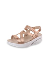 Sandale métallique en or rose avec brides réglables et semelle blanche coussinée, présentée en angle pour montrer les détails latéraux et supérieurs.