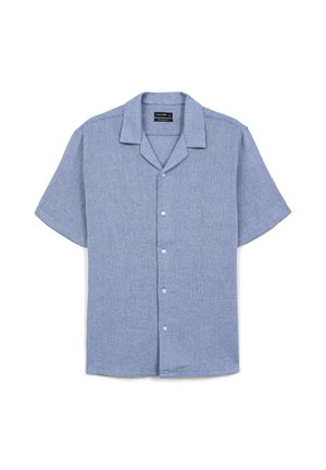Chemise boutonnière à manches courtes bleu clair avec un motif texturé subtil et un col classique, posée à plat sur un fond blanc.