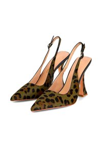 Sandały na obcasie typu slingback w panterkę z szpiczastymi czubkami, zaokrąglonymi obcasami, w zielono-brązowej kolorystyce, gładką teksturą materiału i czarnymi detalami.