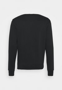 Sweatshirt noir uni à manches longues et col rond, vu de dos, avec poignets et ourlet côtelés sur fond blanc.