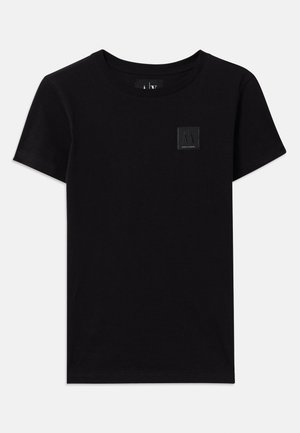 T-shirt en coton noir avec un col rond et des manches courtes. Présente une petite étiquette logo rectangulaire à l'avant.