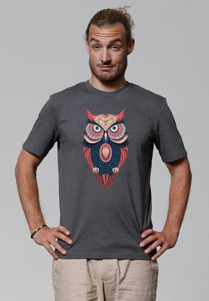 Grijze katoenen t-shirt met een kleurrijke uilafbeelding met ingewikkelde patronen en details, ronde halslijn en korte mouwen.