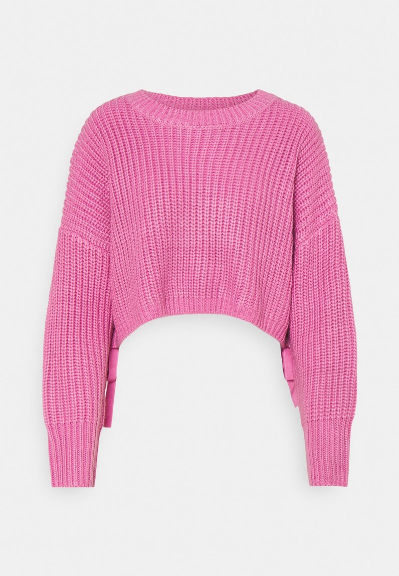 Pullover corto lavorato a maglia rosa con maniche lunghe, texture a coste, scollatura rotonda e dettagli con fiocchi laterali.
