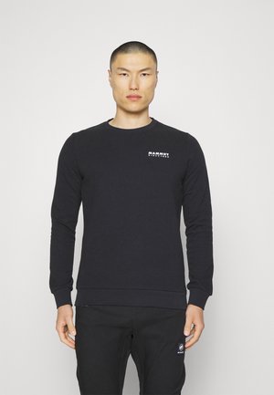 Zwarte sweatshirt met lange mouwen, ribgebreide boorden en een ronde hals. Heeft een wit "MAMMUT" logo op de borst. Glad textuur van de stof.