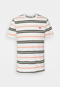 Wit T-shirt met korte mouwen, voorzien van horizontale zwarte, olijfgroene en oranje strepen; klein rood Levi's logo op de borst; gemaakt van katoen.